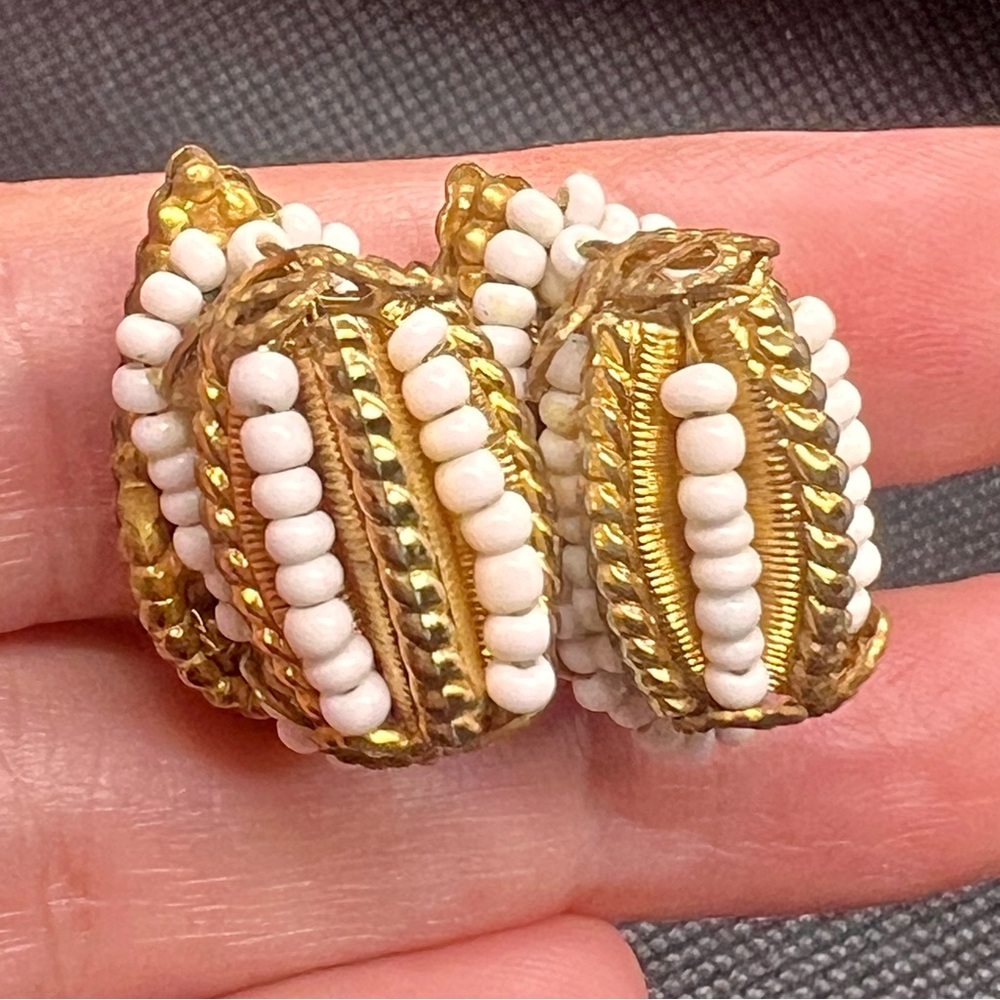 VTG‎ Very RARE Miriam Haskell Clip On Earrings Gold Tone Milk Glass Beads Signed
